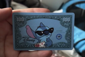 💵 Стикер за Кредитна Карта –  „Стич Банкнотка“